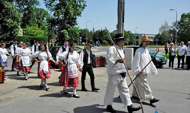 A pünkösdi szellemiség hírnökeit két csősz és öt zenész lovas kocsin kísérte.