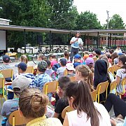 Kamionokban és sátrakban aludtak a diákok