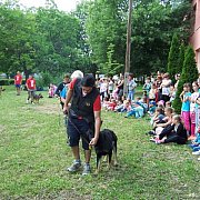 Kamionokban és sátrakban aludtak a diákok