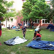 Kamionokban és sátrakban aludtak a diákok