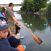Kamionokban és sátrakban aludtak a diákok