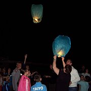 Kamionokban és sátrakban aludtak a diákok