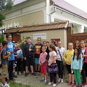 Kamionokban és sátrakban aludtak a diákok