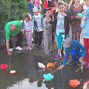 Kamionokban és sátrakban aludtak a diákok