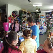 Kamionokban és sátrakban aludtak a diákok