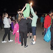 Kamionokban és sátrakban aludtak a diákok