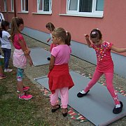 Kamionokban és sátrakban aludtak a diákok