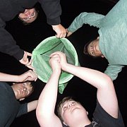 Kamionokban és sátrakban aludtak a diákok