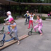 Kamionokban és sátrakban aludtak a diákok