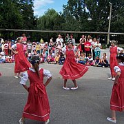 Kamionokban és sátrakban aludtak a diákok
