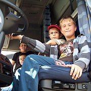 Kamionokban és sátrakban aludtak a diákok