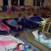 Kamionokban és sátrakban aludtak a diákok