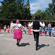 Kamionokban és sátrakban aludtak a diákok