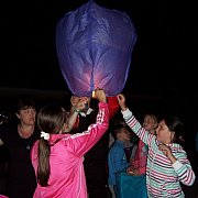 Kamionokban és sátrakban aludtak a diákok