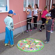 Kamionokban és sátrakban aludtak a diákok