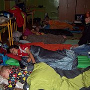 Kamionokban és sátrakban aludtak a diákok