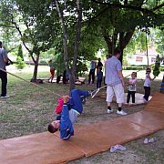 Kamionokban és sátrakban aludtak a diákok