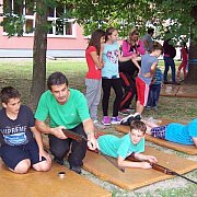 Kamionokban és sátrakban aludtak a diákok