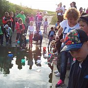 Kamionokban és sátrakban aludtak a diákok
