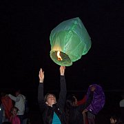 Kamionokban és sátrakban aludtak a diákok
