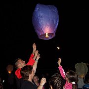 Kamionokban és sátrakban aludtak a diákok