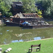 Húszezer szeggel rögzítik a vízimalom új fedelét