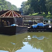 Húszezer szeggel rögzítik a vízimalom új fedelét