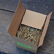 Húszezer szeggel rögzítik a vízimalom új fedelét