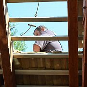 Húszezer szeggel rögzítik a vízimalom új fedelét