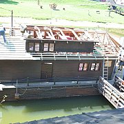 Húszezer szeggel rögzítik a vízimalom új fedelét