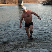 Szilveszterkor megmártóztak a Vágban
