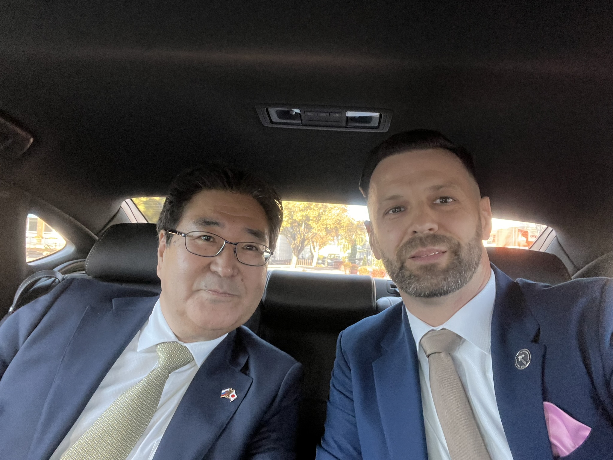 Tamás a szlovákiai japán nagykövettel, akinek a tolmácsa, kísérője volt gútai látogatásakor 