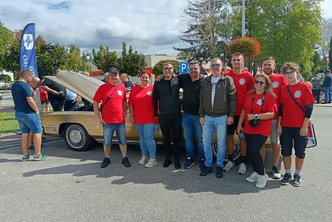 Régi idők autócsodái gördültek Gútára – jótékonysági Classic Rally a koraszülöttekért