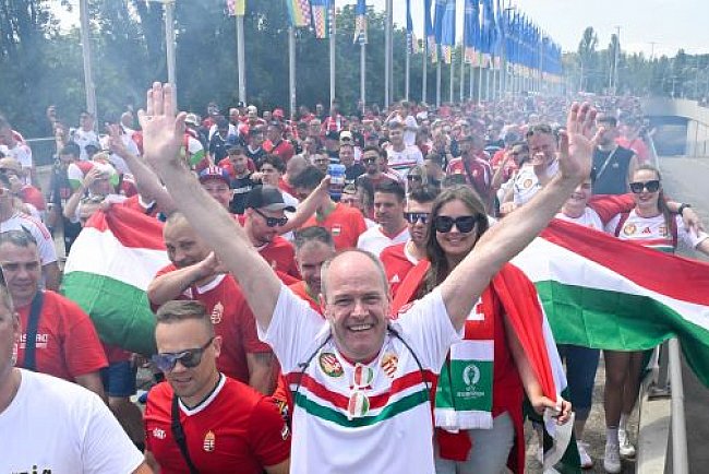 Többezer magyar szurkoló érkezett együtt vonulva a stuttgarti stadionhoz