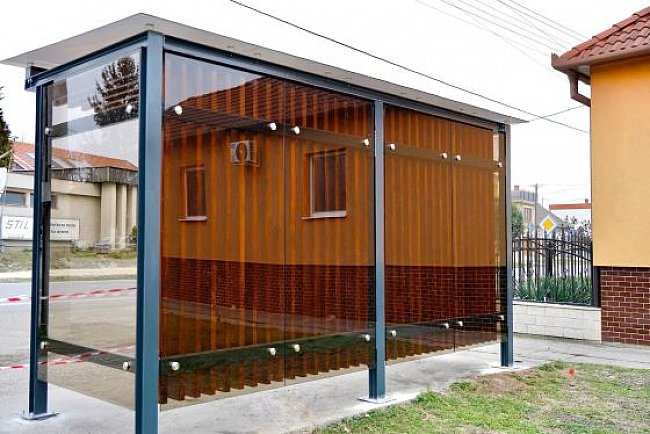 Megújult a buszmegálló a komáromi úton