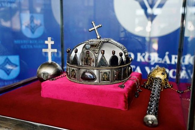 Nemzeti jelképeink fémbe öntve – Gútán látható a Szent Korona és az Országház másolata